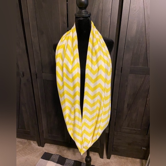 Yellow chevron infinity scarf - Picture 2 of 3